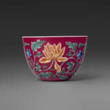 AN EXCEPTIONALLY RARE IMPERIAL RUBY RED-GROUND FALANGCAI ‘INDIAN LOTUS’ WINE CUP - фото 1