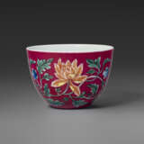 AN EXCEPTIONALLY RARE IMPERIAL RUBY RED-GROUND FALANGCAI ‘INDIAN LOTUS’ WINE CUP - фото 2