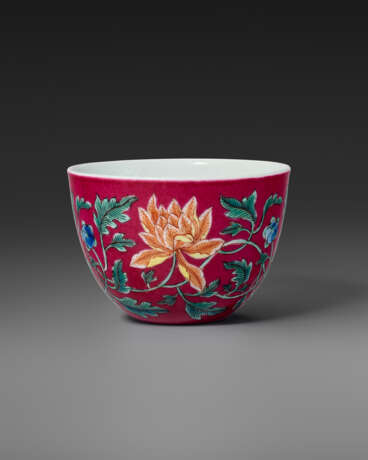 AN EXCEPTIONALLY RARE IMPERIAL RUBY RED-GROUND FALANGCAI ‘INDIAN LOTUS’ WINE CUP - фото 2
