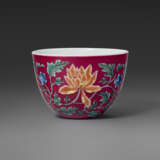 AN EXCEPTIONALLY RARE IMPERIAL RUBY RED-GROUND FALANGCAI ‘INDIAN LOTUS’ WINE CUP - фото 4
