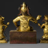 A GILT-COPPER REPOUSS&#201; FIGURE OF GUANDI AND TWO ATTENDANTS - фото 2