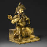 A GILT-COPPER REPOUSS&#201; FIGURE OF GUANDI AND TWO ATTENDANTS - фото 3