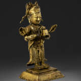 A GILT-COPPER REPOUSS&#201; FIGURE OF GUANDI AND TWO ATTENDANTS - фото 6