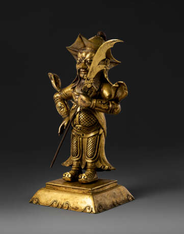 A GILT-COPPER REPOUSS&#201; FIGURE OF GUANDI AND TWO ATTENDANTS - фото 7