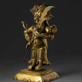 A GILT-COPPER REPOUSS&#201; FIGURE OF GUANDI AND TWO ATTENDANTS - фото 7