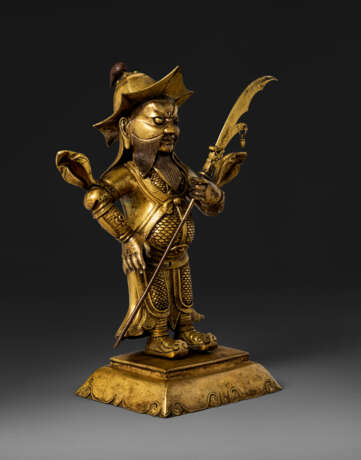 A GILT-COPPER REPOUSS&#201; FIGURE OF GUANDI AND TWO ATTENDANTS - фото 8