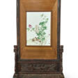 A FAMILLE ROSE &#39;QUAIL&#39; PLAQUE MOUNTED IN A HARDWOOD SCREEN - Prix ​​des enchères