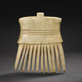 A BEIGE JADE COMB - photo 1