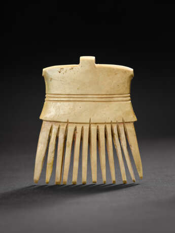 A BEIGE JADE COMB - photo 2
