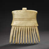 A BEIGE JADE COMB - photo 2