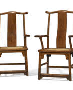 Sitzmöbel. A PAIR OF HUANGHUALI &#39;OFFICIAL&#39;S HAT&#39; ARMCHAIRS