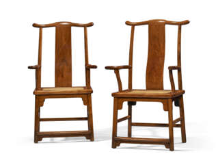 A PAIR OF HUANGHUALI &#39;OFFICIAL&#39;S HAT&#39; ARMCHAIRS