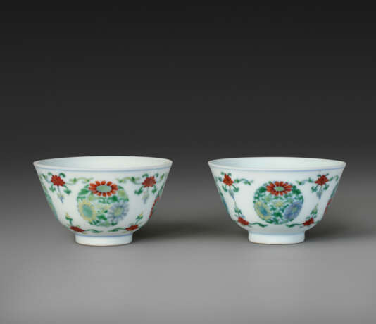 A VERY RARE PAIR OF `CHRYSANTHEMUM MEDALLION` DOUCAI CUPS - photo 1