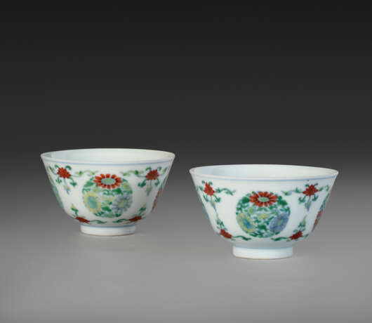 A VERY RARE PAIR OF `CHRYSANTHEMUM MEDALLION` DOUCAI CUPS - photo 3
