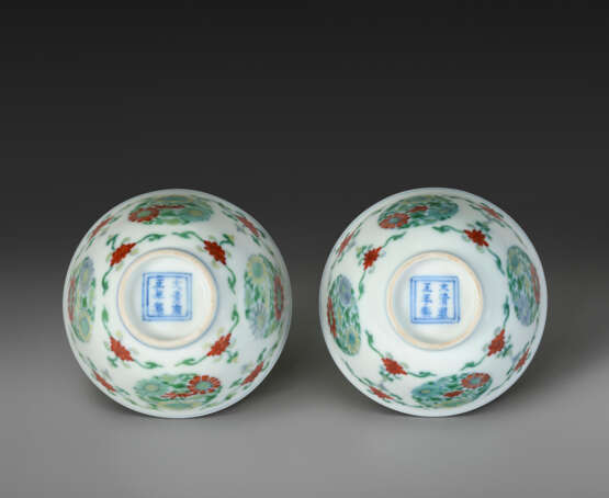A VERY RARE PAIR OF `CHRYSANTHEMUM MEDALLION` DOUCAI CUPS - photo 4