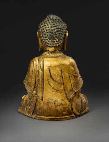 A GILT-BRONZE FIGURE OF SEATED AMITABHA BUDDHA - photo 3