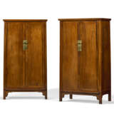 A PAIR OF HUANGHUALI SQUARE-CORNER CABINETS - Foto 1