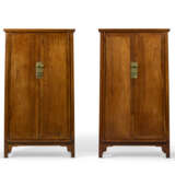 A PAIR OF HUANGHUALI SQUARE-CORNER CABINETS - Foto 2