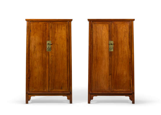 A PAIR OF HUANGHUALI SQUARE-CORNER CABINETS - Foto 2