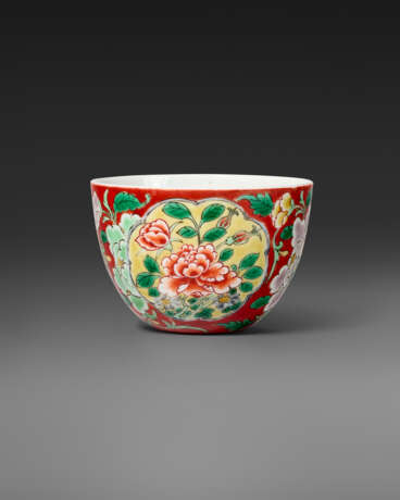 AN EXCEPTIONALLY RARE IMPERIAL CORAL-GROUND FALANGCAI `FLORAL` WINE CUP - photo 2
