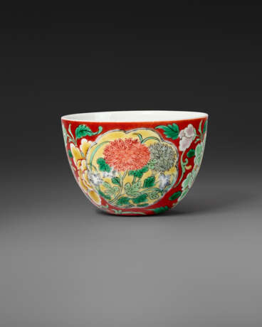 AN EXCEPTIONALLY RARE IMPERIAL CORAL-GROUND FALANGCAI `FLORAL` WINE CUP - photo 4