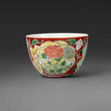 AN EXCEPTIONALLY RARE IMPERIAL CORAL-GROUND FALANGCAI `FLORAL` WINE CUP - photo 4