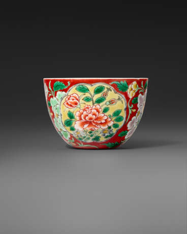 AN EXCEPTIONALLY RARE IMPERIAL CORAL-GROUND FALANGCAI `FLORAL` WINE CUP - photo 5