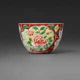 AN EXCEPTIONALLY RARE IMPERIAL CORAL-GROUND FALANGCAI `FLORAL` WINE CUP - photo 5