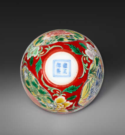 AN EXCEPTIONALLY RARE IMPERIAL CORAL-GROUND FALANGCAI `FLORAL` WINE CUP - photo 6