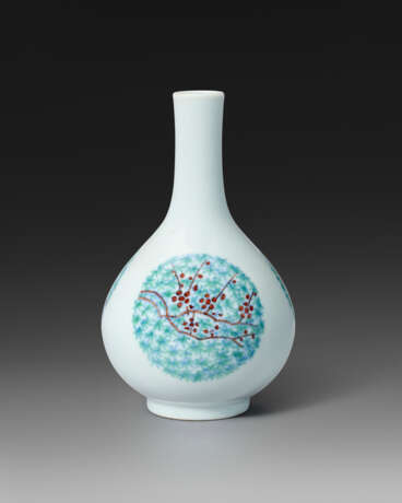 A VERY RARE SMALL DOUCAI `MEDALLION` BOTTLE VASE - photo 2