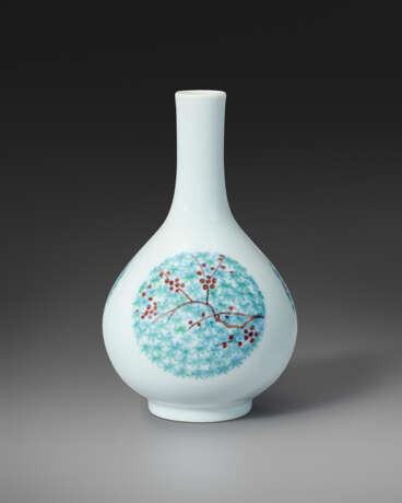A VERY RARE SMALL DOUCAI `MEDALLION` BOTTLE VASE - photo 3