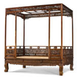 AN IMPRESSIVE AND RARE HUANGHUALI SIX-POST CANOPY BED - photo 2