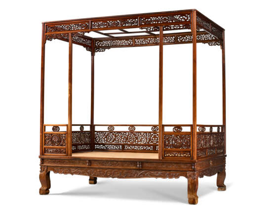 AN IMPRESSIVE AND RARE HUANGHUALI SIX-POST CANOPY BED - photo 2