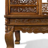 AN IMPRESSIVE AND RARE HUANGHUALI SIX-POST CANOPY BED - photo 3
