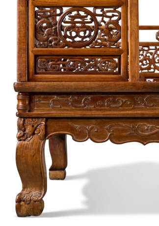 AN IMPRESSIVE AND RARE HUANGHUALI SIX-POST CANOPY BED - photo 3