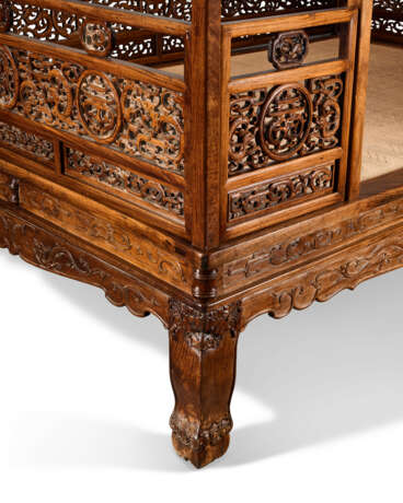 AN IMPRESSIVE AND RARE HUANGHUALI SIX-POST CANOPY BED - photo 4