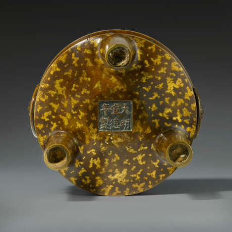 A GOLD-SPLASHED BRONZE TRIPOD CENSER - photo 2