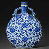 A VERY RARE BLUE AND WHITE `FLORAL SCROLL` MOON FLASK - photo 1