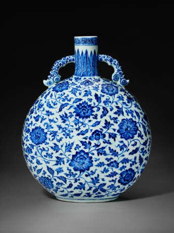 A VERY RARE BLUE AND WHITE `FLORAL SCROLL` MOON FLASK - photo 2