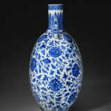 A VERY RARE BLUE AND WHITE `FLORAL SCROLL` MOON FLASK - photo 3