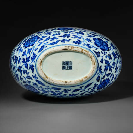 A VERY RARE BLUE AND WHITE `FLORAL SCROLL` MOON FLASK - photo 4