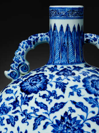 A VERY RARE BLUE AND WHITE `FLORAL SCROLL` MOON FLASK - photo 5