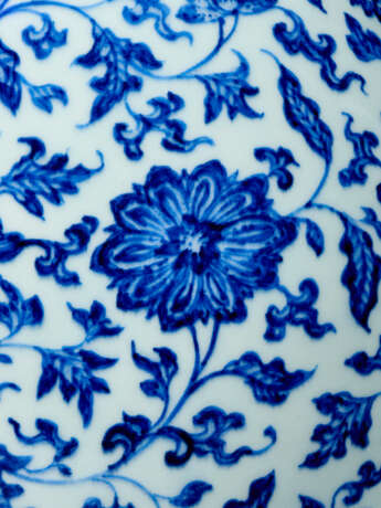 A VERY RARE BLUE AND WHITE `FLORAL SCROLL` MOON FLASK - photo 7