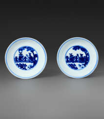 A PAIR OF BLUE AND WHITE &#39;FIGURAL&#39; DISHES