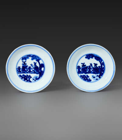 A PAIR OF BLUE AND WHITE `FIGURAL` DISHES - фото 1