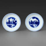A PAIR OF BLUE AND WHITE `FIGURAL` DISHES - фото 1