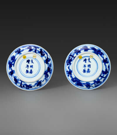A PAIR OF BLUE AND WHITE `FIGURAL` DISHES - фото 2