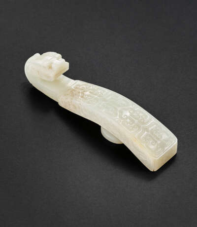 A WHITE JADE GARMENT HOOK - фото 1