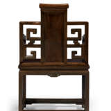 A PAIR OF ZITAN ARMCHAIRS - Foto 6