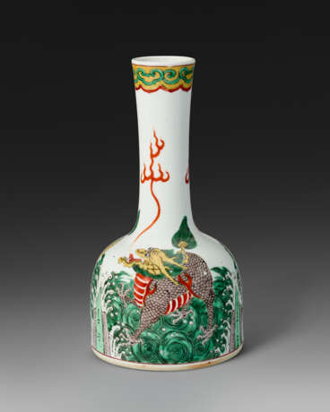 A FAMILLE VERTE `QILIN` MALLET VASE - photo 2